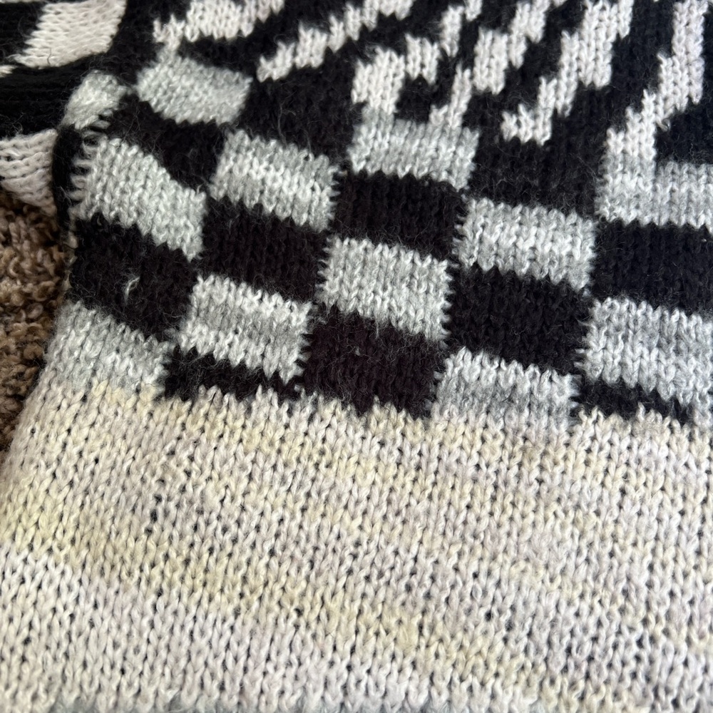 Urban Outfitters Black and Gray Patterned Sweater - Picture 4 of 15